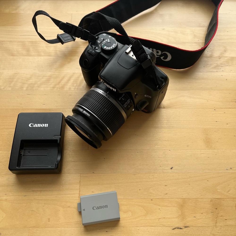 Canon Rebel xsi. Still works. Comes with the charging block and one battery.